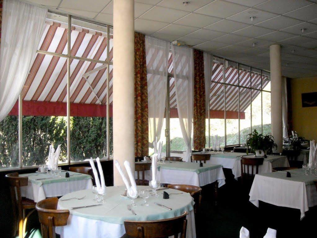 Logis Terrasse Hotel Lisieux Exterior photo
