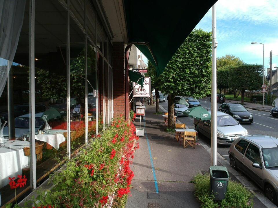 Logis Terrasse Hotel Lisieux Exterior photo